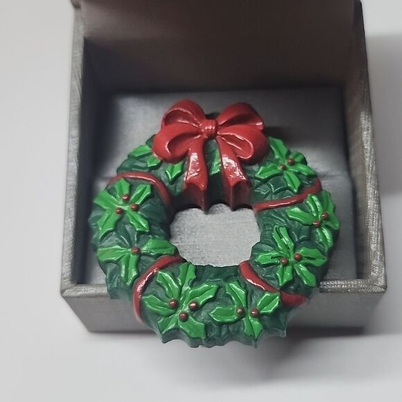 Russ Christmas Plastic Resin Holly Wreath With Ribbon Red Bow Brooch - Picture 1 of 4